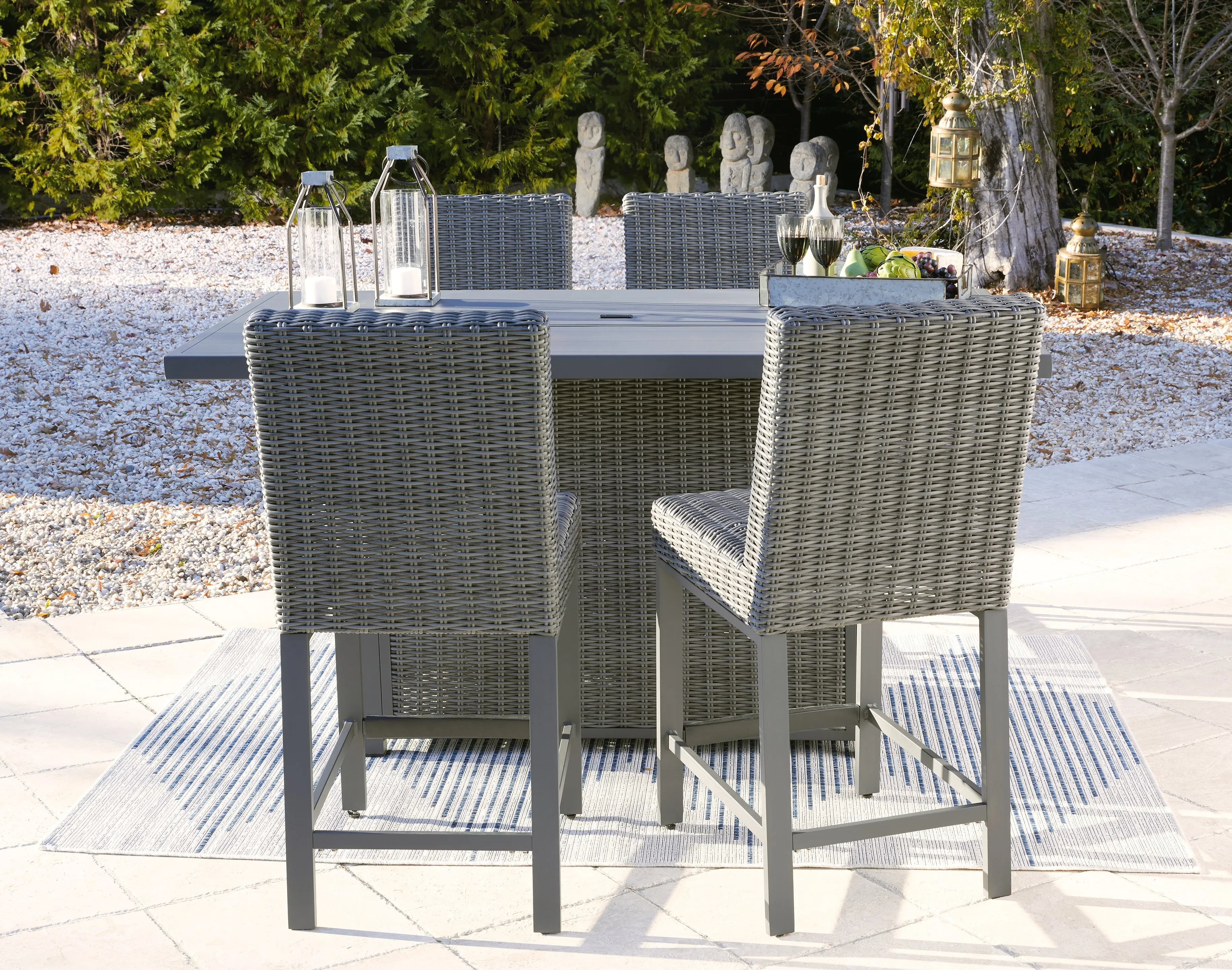 Palazzo Outdoor Bar Table and 4 Barstools in Gray